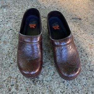 Dansko XP embossed brown. Size 39